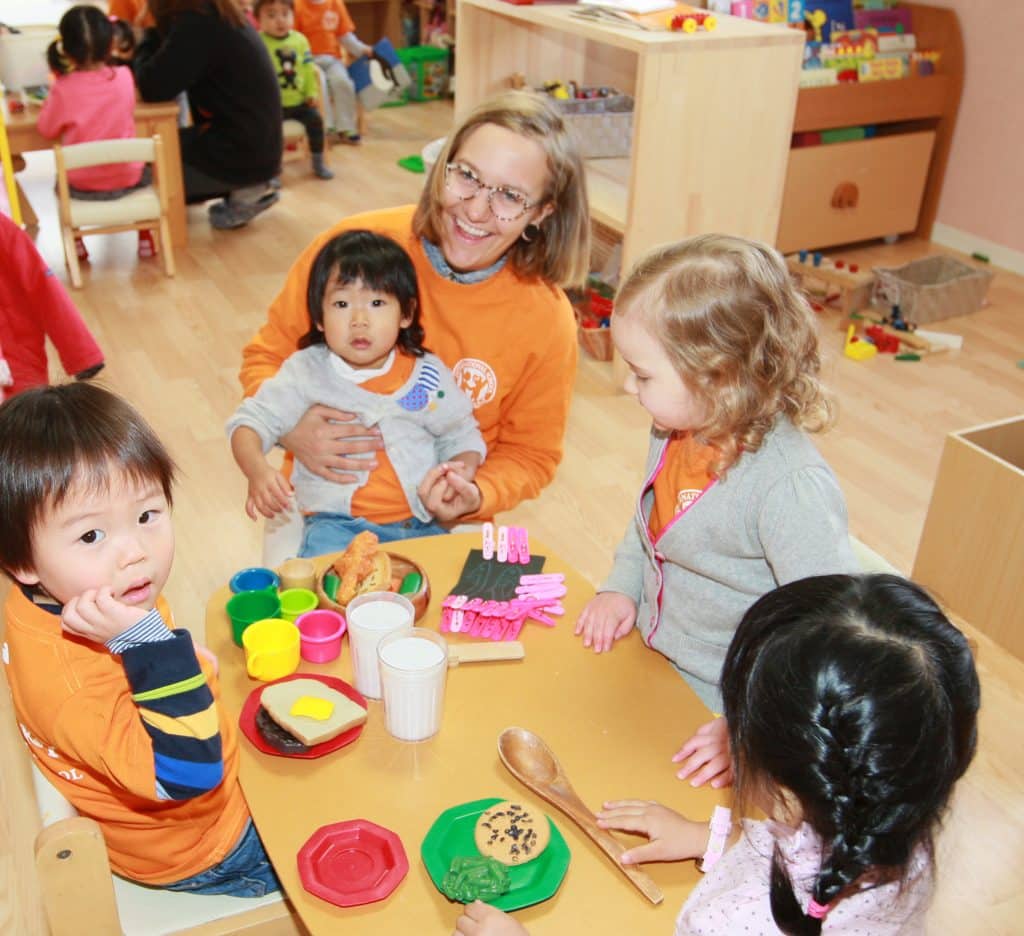 Discovery032 Happy kitchen play time