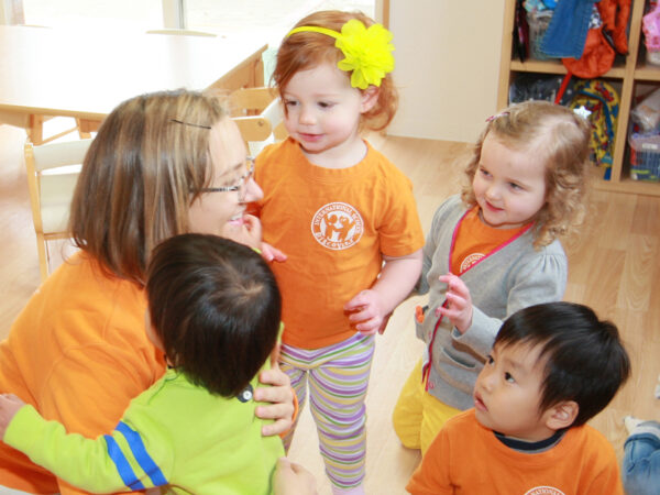 名古屋のディスカバリーインターナショナルスクールで保育園児とふれあう先生