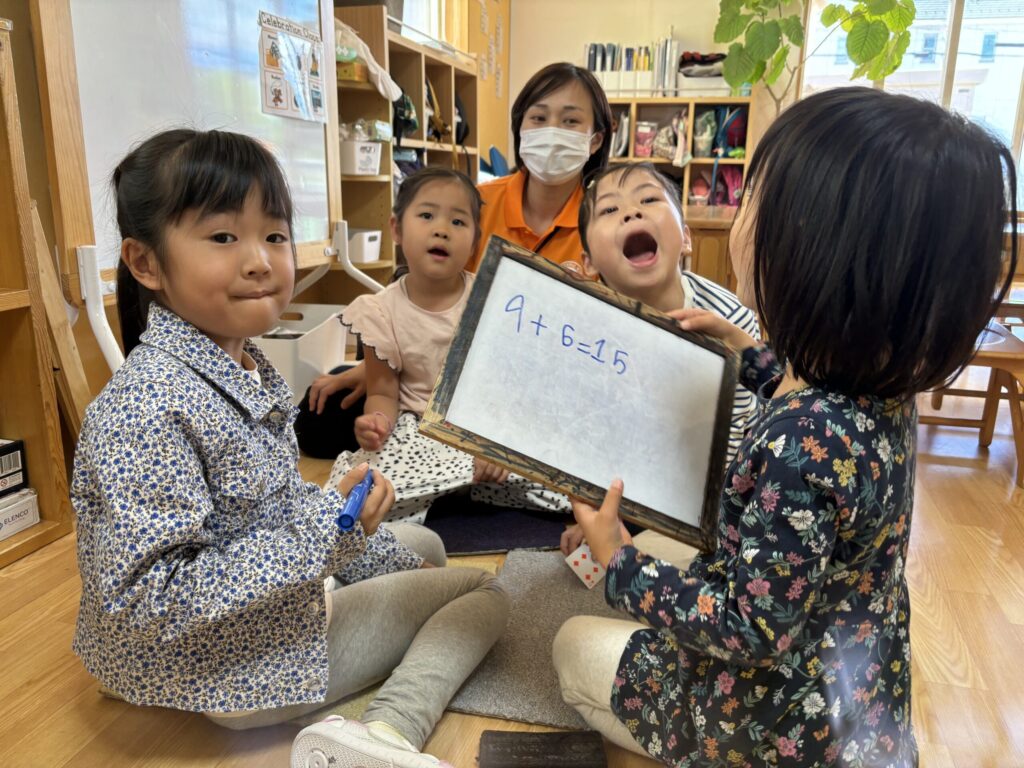 名古屋ディスカバリーインターナショナルのシンガポール算数学習風景 名古屋のインターナショナルスクールでシンガポール式算数を学ぶ幼稚園児