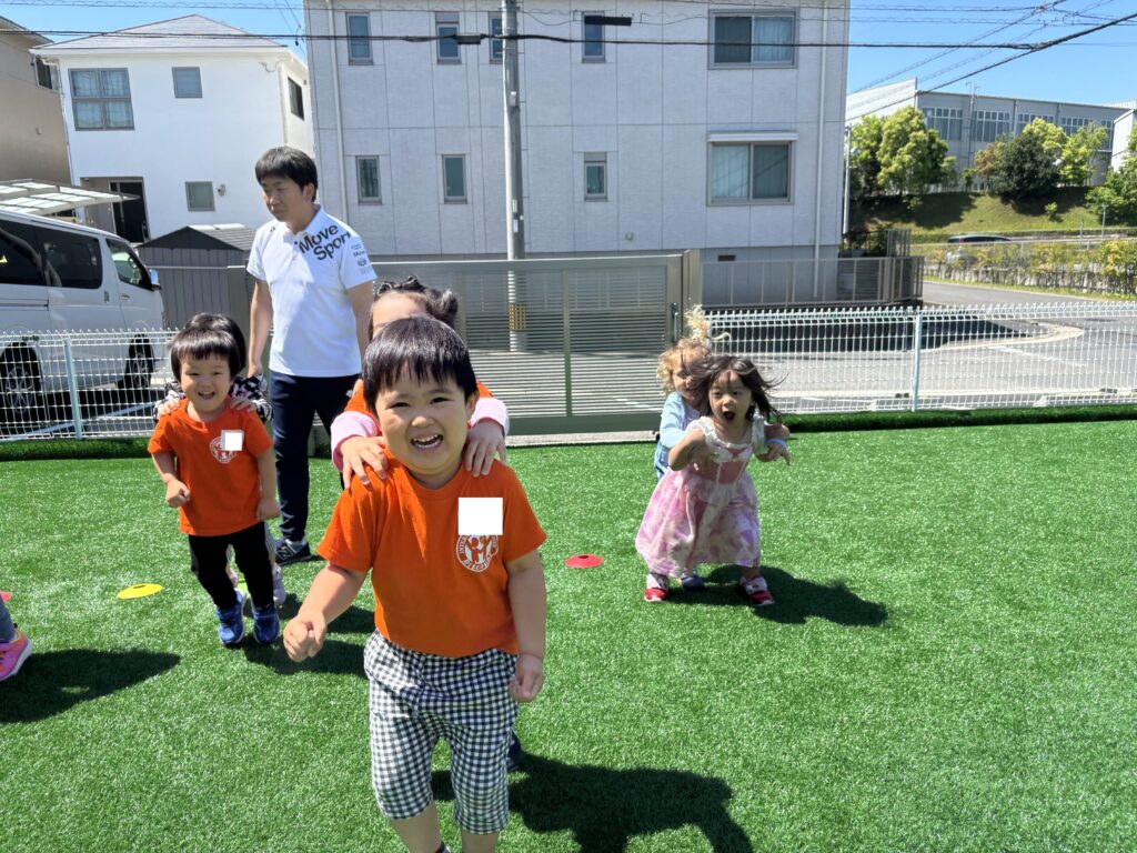ディスカバリーインターナショナル幼稚園の屋外体操レッスン 名古屋のインターナショナル幼稚園で屋外体操を楽しむ幼児たち