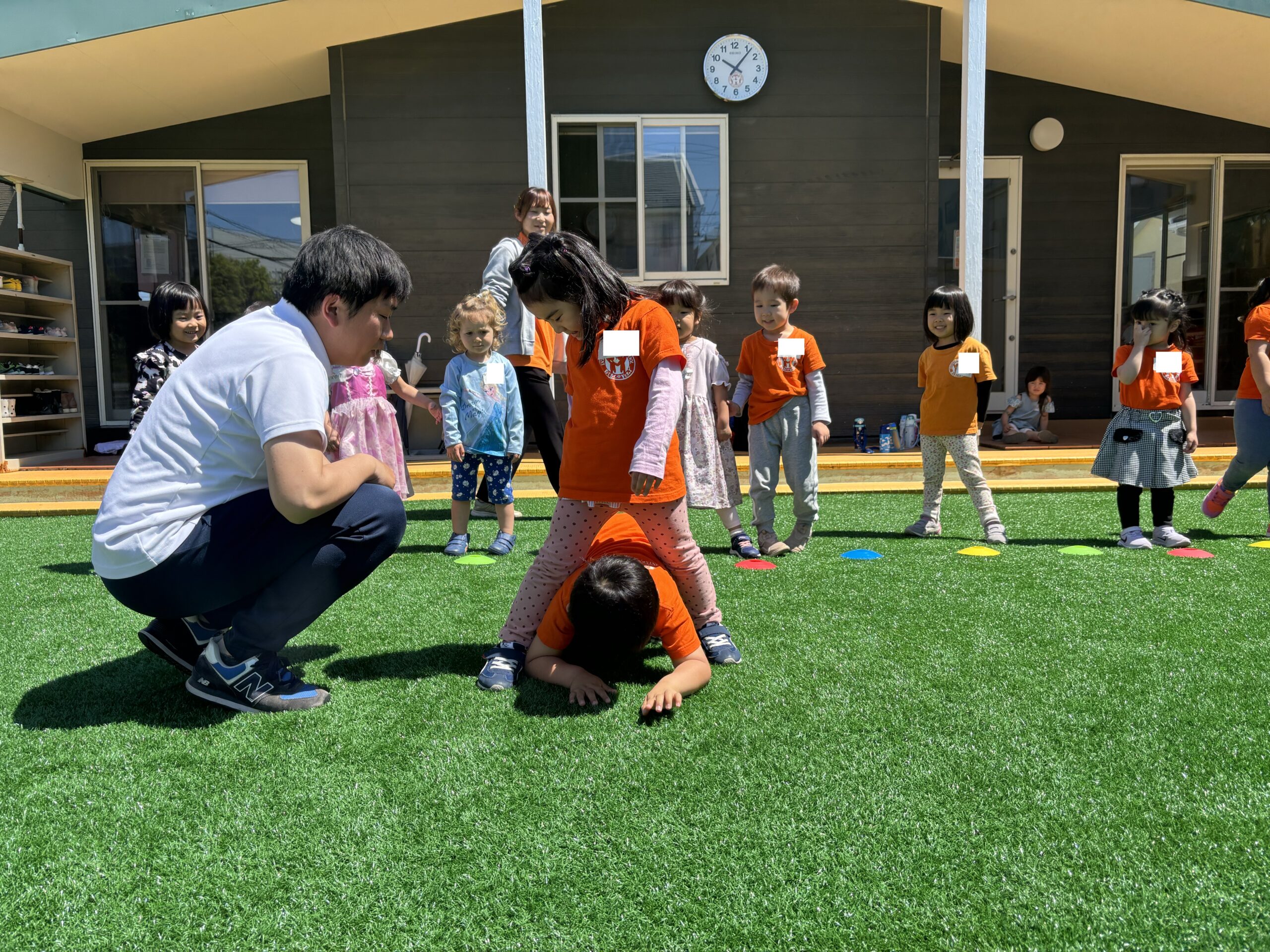 長久手のインターナショナル幼稚園でリープフロッグを楽しむ園児たち 名古屋近郊のディスカバリーインターナショナルスクールで、体操クラスの一環としてリープフロッグに取り組む園児たちと講師の様子。