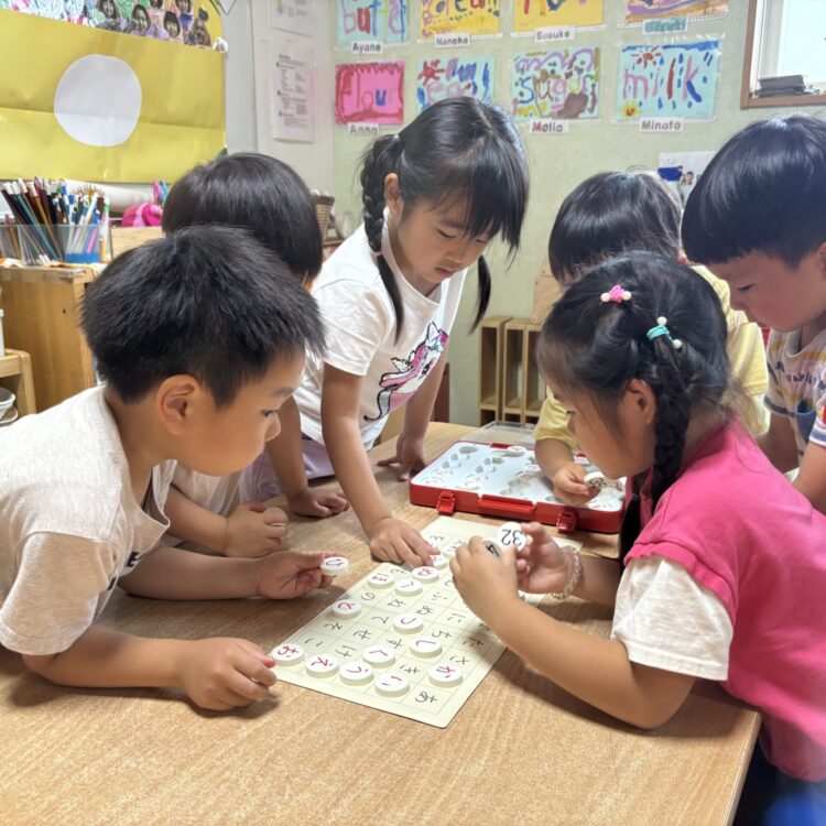 長久手市のインターナショナル幼稚園でひらがな学習ボードゲームを楽しむ園児たち 日進市近くのインターナショナルプリスクールで、園児たちが遊びながらひらがなを学んでいる様子
