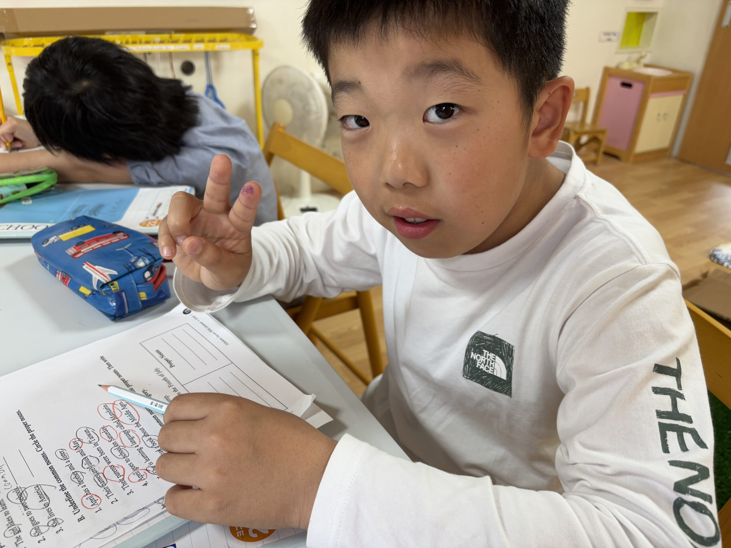 elementary-after-school-literacy-activity-discovery-J 小学生の英語学習者が放課後クラスでリテラシー活動に取り組んでいる様子(ディスカバリー)