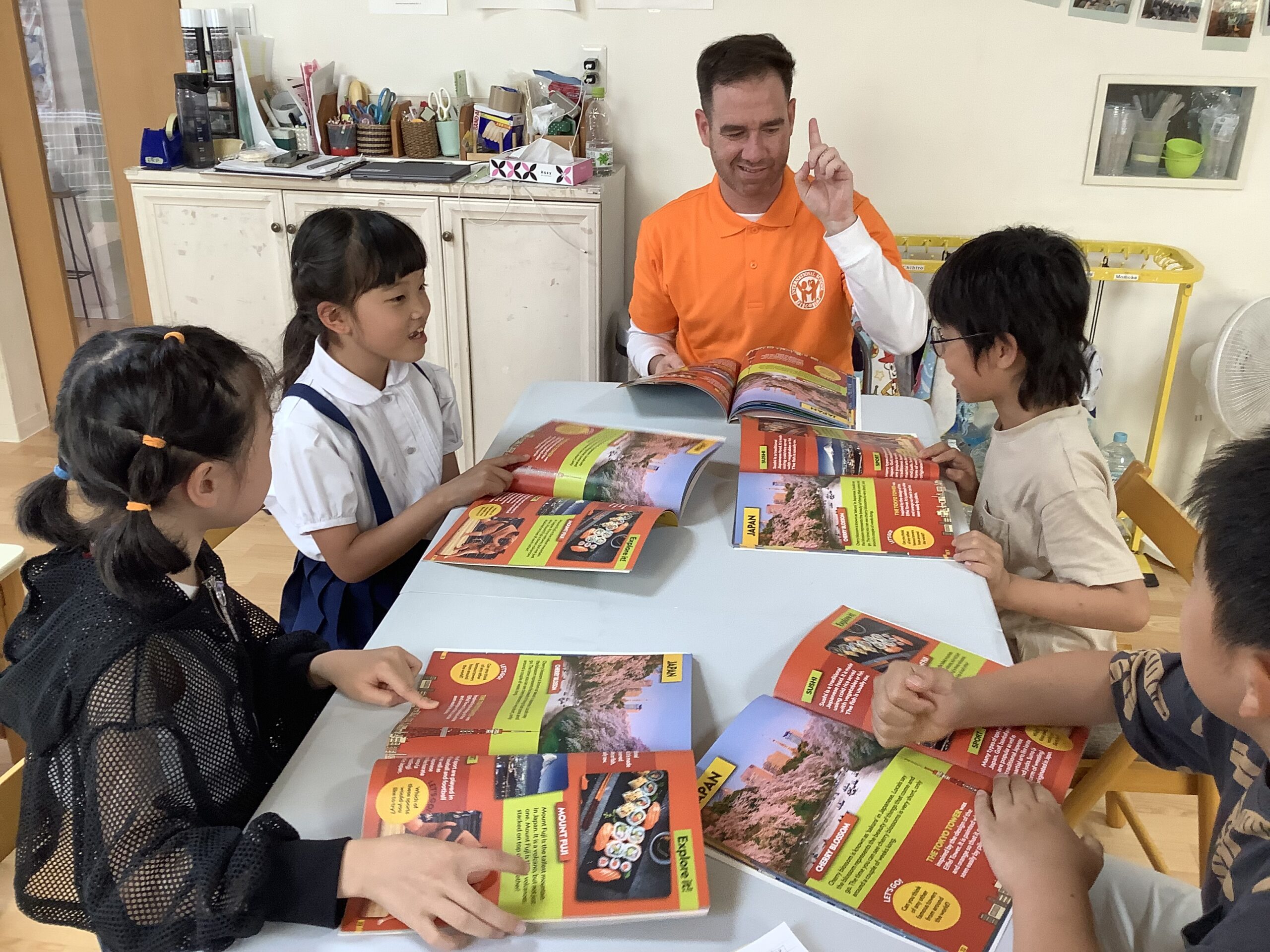 english-speaking-students-steam-project-discovery-J 英語が話せる小学生がSTEAMプロジェクトに取り組んでいる様子(ディスカバリー)