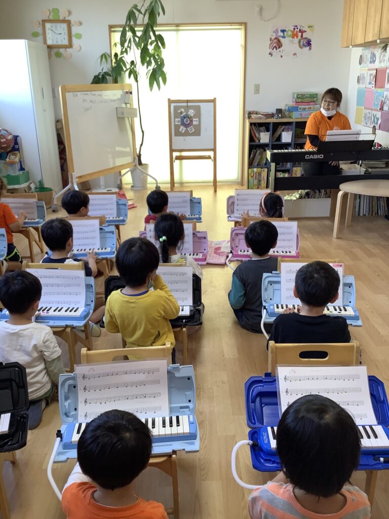 長久手インターナショナル幼稚園のピアニカクラス 名古屋市のインターナショナル幼稚園でピアニカのレッスンを受ける園児たち。